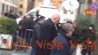 Crosetto ai funerali di Frattini, le immagini dell'arrivo alla Basilica dei Santi Apostoli
