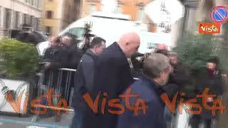 Crosetto ai funerali di Frattini, le immagini dell'arrivo alla Basilica dei Santi Apostoli