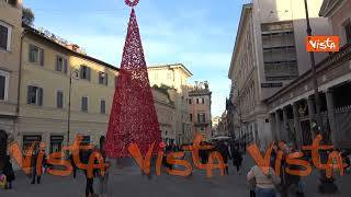 Ultimo giorno di shopping in centro a Roma prima di Capodanno, le immagini di Via del Corso