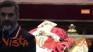 Morte Papa Ratzinger, le immagini della salma nella Basilica di San Pietro
