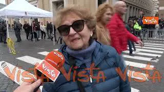 Ratzinger, “Una persona umile, semplice” il ricordo dei fedeli in visita alla salma a San Pietro