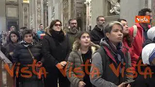 Morte Papa Ratzinger, migliaia in fila a San Pietro per rendere omaggio al pontefice