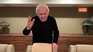 Anthony Hopkins celebra 47 anni da sobrio: "Siate gentili con voi stessi"