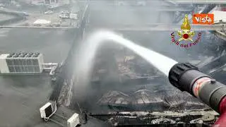 Incendio in un’azienda di ricambi per macchine agricole, in fiamme un capannone industriale