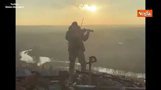 Guerra Ucraina, musicista-soldato Moisei Bondarenko suona violino nella città liberata di Izyum