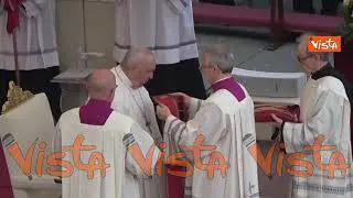 Funerali Ratzinger, l’arrivo di Papa Francesco