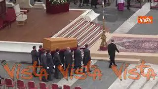 Funerali Ratzinger, l’arrivo della bara in Piazza San Pietro