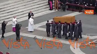Funerali Ratzinger, Papa Francesco benedice la bara di Benedetto XVI