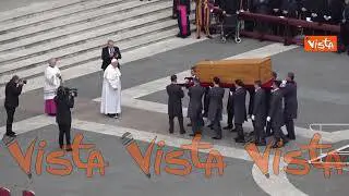 Funerali Ratzinger, “Santo subito” applausi e striscioni all’uscita del feretro