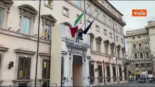 Bandiere a mezz’asta a Palazzo Chigi in segno di lutto per i funerali di Papa Benedetto XVI