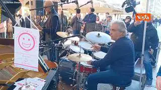 Il viceministro Sisto suona il pianoforte in piazza a Bari per sostenere la ricerca oncologica