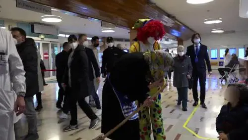 Dolcetti e sorrisi: al Gemelli arriva la Befana della polizia