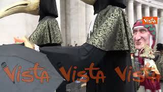 ”Viva la Befana”, le immagini del corteo storico-folcloristico in piazza San Pietro