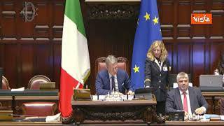 Dl Aiuti Quater, Deputati M5S espongono cartelli in Aula contro caro carburanti: “Vergogna”