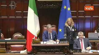 Dl Aiuti Quater, Deputati M5S espongono cartelli in Aula contro caro carburanti: “Vergogna”