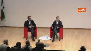 Contestatore irrompe durante evento Fratelli d’Italia con cartello con Meloni e Bolsonaro