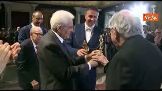 Addio a Gina Lollobrigida, l'attrice si è spenta a 95 anni. Eccola premiata da Mattarella