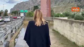 Il minuto di silenzio davanti alla stele di Capaci