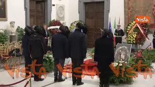 Morte Lollobrigida, bersaglieri rendono omaggio al feretro, con un inchino e togliendosi il cappello