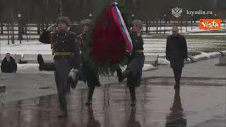Putin commemora vittime assedio Leningrado deponendo fiori al monumento "Pietra della Frontiera"