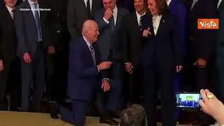 Biden si inginocchia tra i Golden State Warriors, la vice Kamala Harris, ridendo: "Non lo farò"