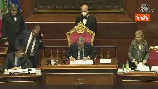 Gasparri ad un senatore in Aula al Senato: “Lei corra che è grasso, così dimagrisce”