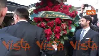 Morte Lollobrigida, applausi all’arrivo del feretro al funerale alla Chiesa degli artisti a Roma