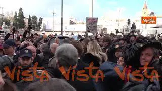 Funerale Lollobrigida, l’ex marito Rigau contestato uscendo dalla chiesa: “Vergognati!”