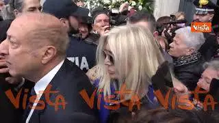 Funerali Lollobrigida, anche Mara Venier in chiesa per l'ultimo saluto