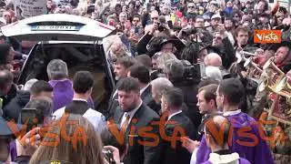 Funerale Lollobrigida, le trombe dei bersaglieri accompagnano l'uscita del feretro dalla Chiesa