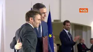 Francia e Spagna firmano Trattato di Amicizia e Cooperazione, le immagini con Macron e Sanchez