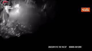 Finisce con l'auto in un canale, i Carabinieri si tuffano in acqua e lo salvano