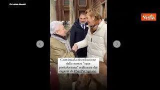 Letizia Moratti distribuisce portachiavi realizzati dai ragazzi di San Patrignano