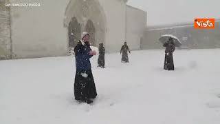 Neve ad Assisi, i frati giocano a palle di neve davanti alla Basilica di San Francesco