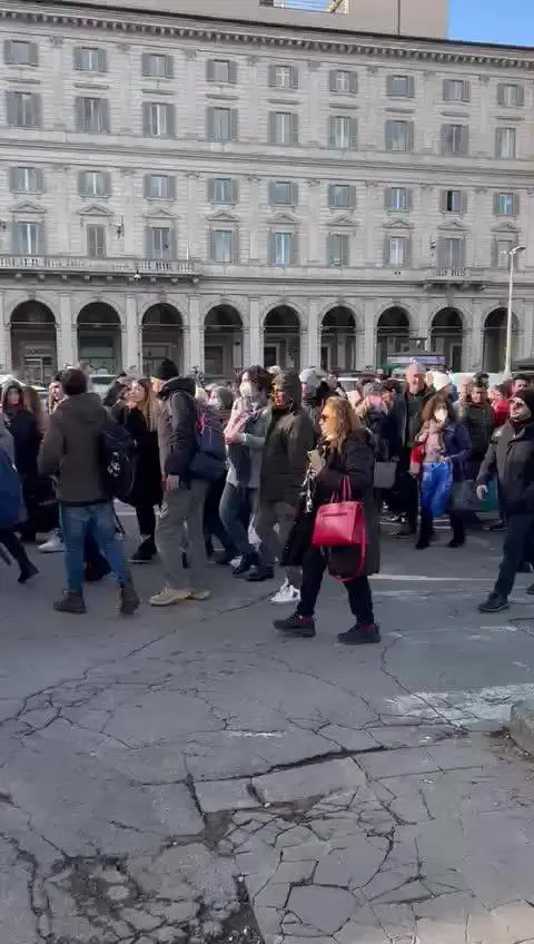 Metro bloccata, troppo pochi i bus sostitutivi