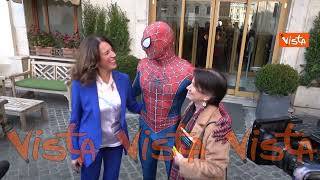 ”Spiderman” irrompe a Montecitorio, le immagini della passeggiata con la Ministra Roccella