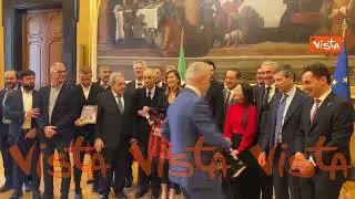 Applauso per il Presidente del Milan Scaroni, alla Camera per la presentazione del libro di Mascolo