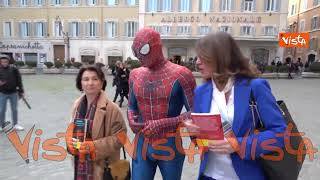 Ecco “Spiderman” a Montecitorio, il volontario che aiuta i bambini malati