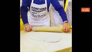 Fontana in Valtellina in versione chef stende la pasta col mattarello
