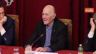 Sami Modiano si commuove raccontando la liberazione dal campo di Birkenau