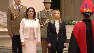 Meloni riceve la presidente della repubblica dell'Ungheria, l'abbraccio tra le due leader