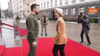 Von der Leyen torna a Kiev, ecco l'abbraccio con Zelensky al suo arrivo