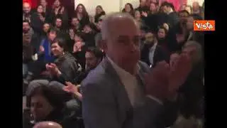 Applausi per Elly Schlein al suo arrivo ad un evento a Bruxelles, le immagini