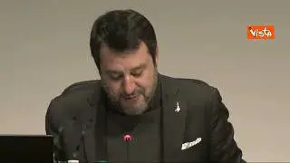 Salvini si fa prestare occhiali, poi scherza: Nessun regalo o ci arrestano per traffico di influenze