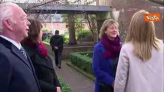 La presidente del Parlamento Ue Metsola visita il monumento dedicato a Veronica Guerin in Irlanda