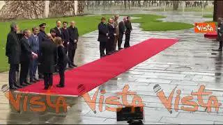 Meloni arriva a Berlino e scherza con Scholz: "Ho portato il sole dall'Italia"