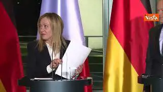 Meloni a Berlino, la stretta di mano con Scholz al termine della conferenza stampa