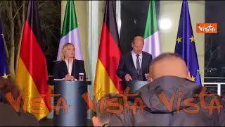 Stretta di mano tra Meloni e Scholz al termine della conferenza stampa