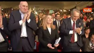 L'arrivo di Giorgia Meloni all'evento del centrodestra per Rocca, standing ovation della platea