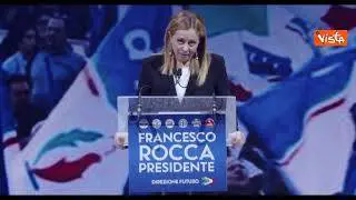 "Nun te preoccupà", Meloni sul palco risponde a chi le grida «Non abbassare la testa»